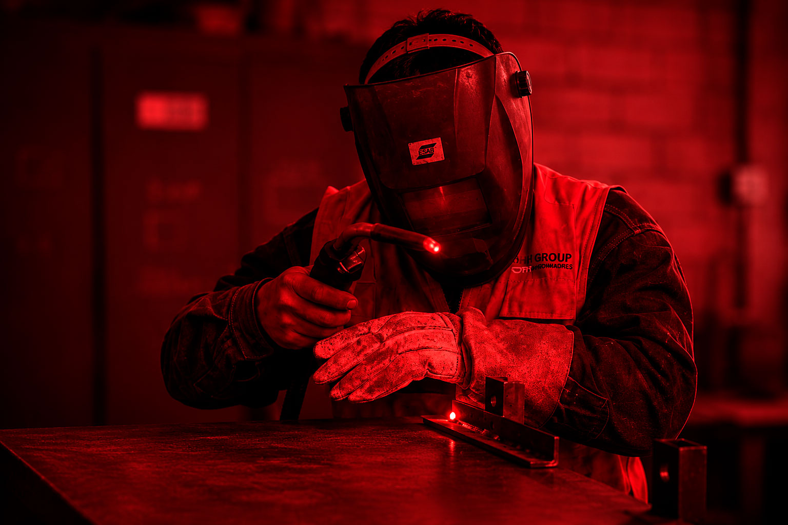 Técnico realizando trabajos eléctricos industriales